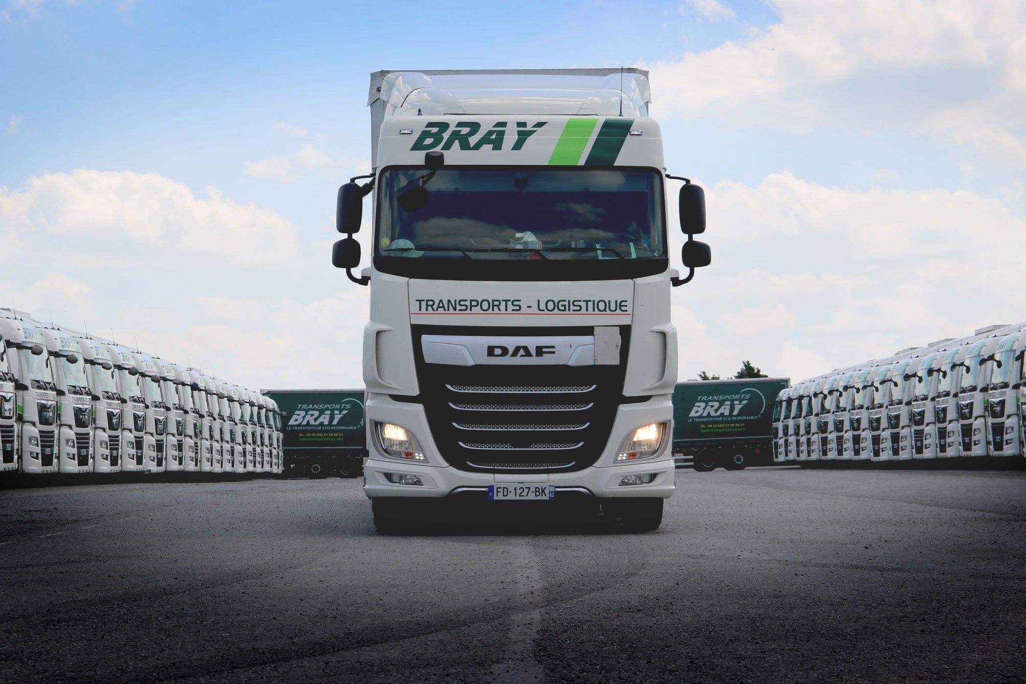 Camion des Transports Bray de face, entouré d'autres camions