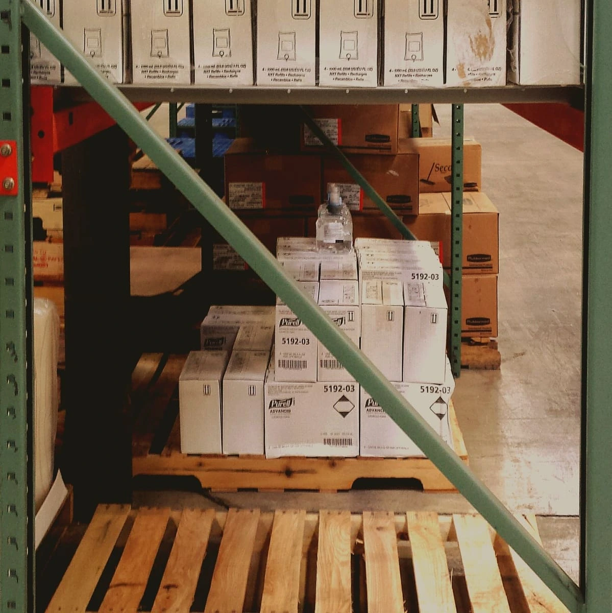 Palette dans un hangar avec de la marchandise dessus (des cartons)