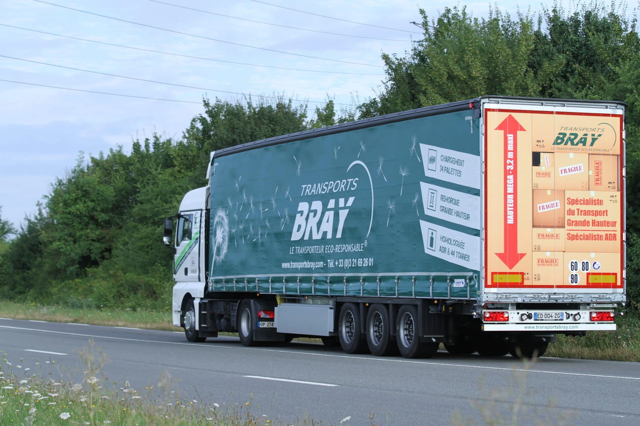 Camion de chez Transport Bray, vue de dos, en train de rouler