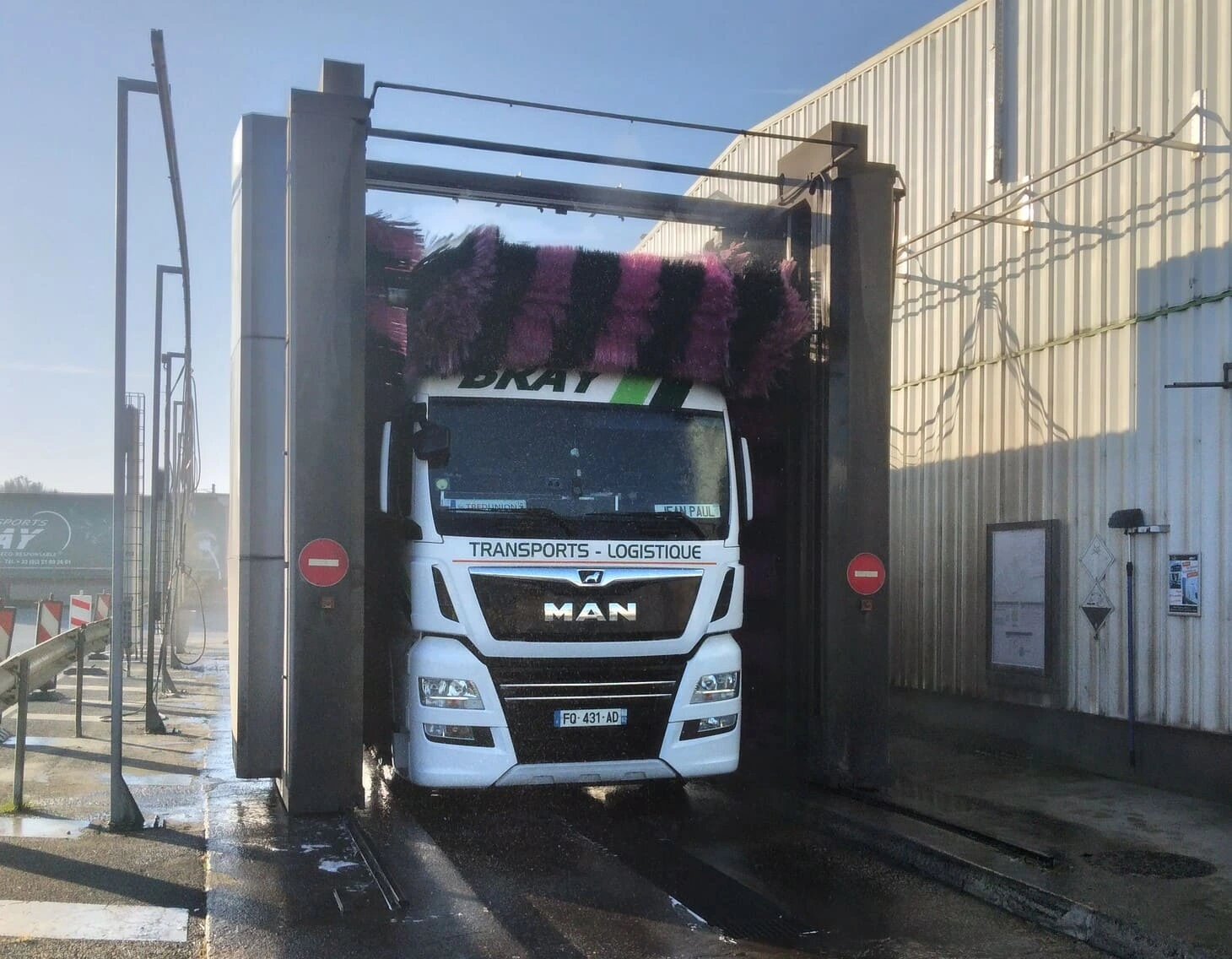 Camion de chez Transport Bray en train de se faire laver dans la station de lavage