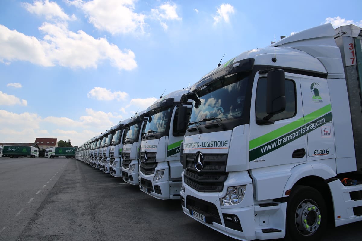 Flotte des camions de chez Transport Bray, vue de côté