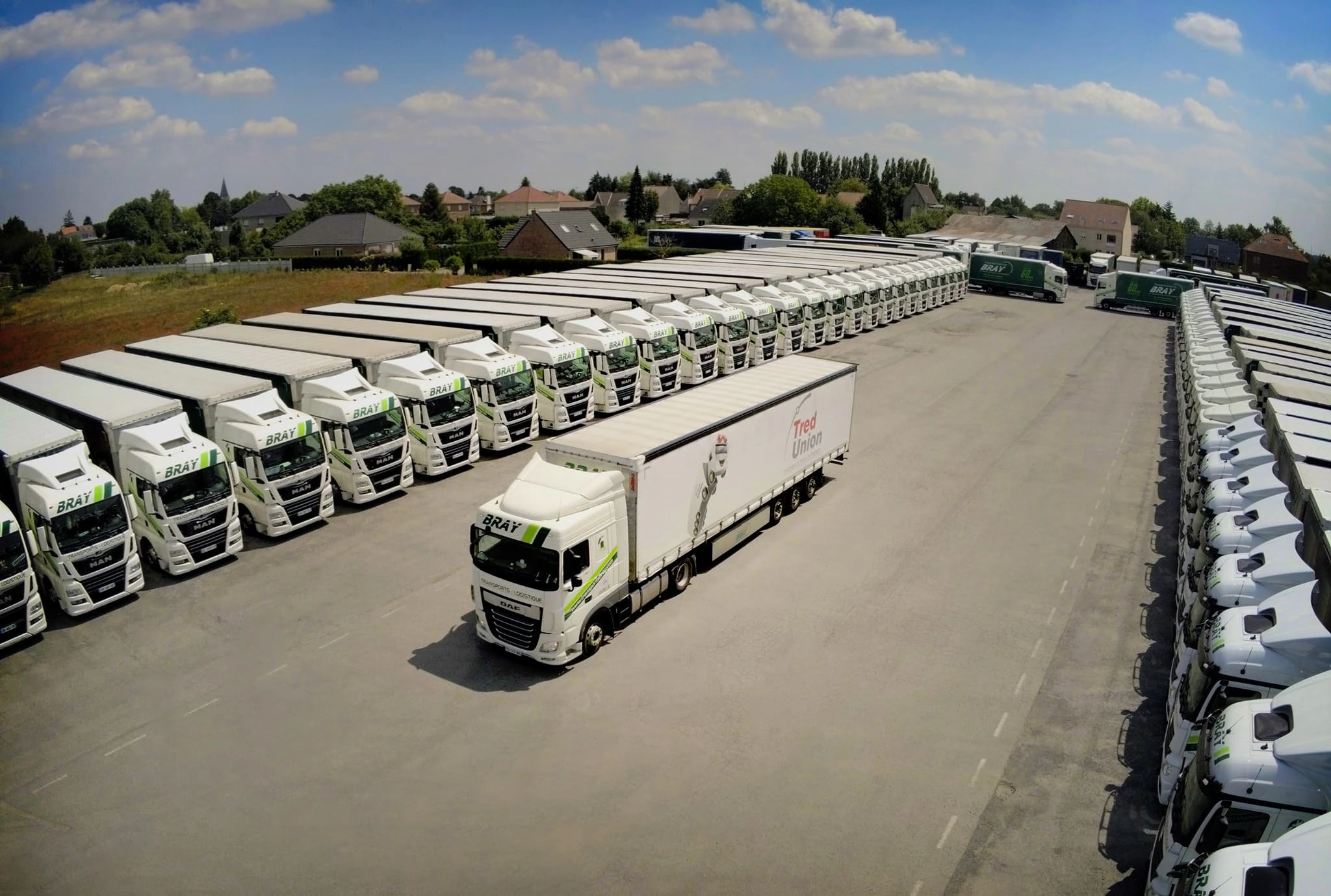 Camion des Transports Bray au milieu du parking, entouré des autres camions