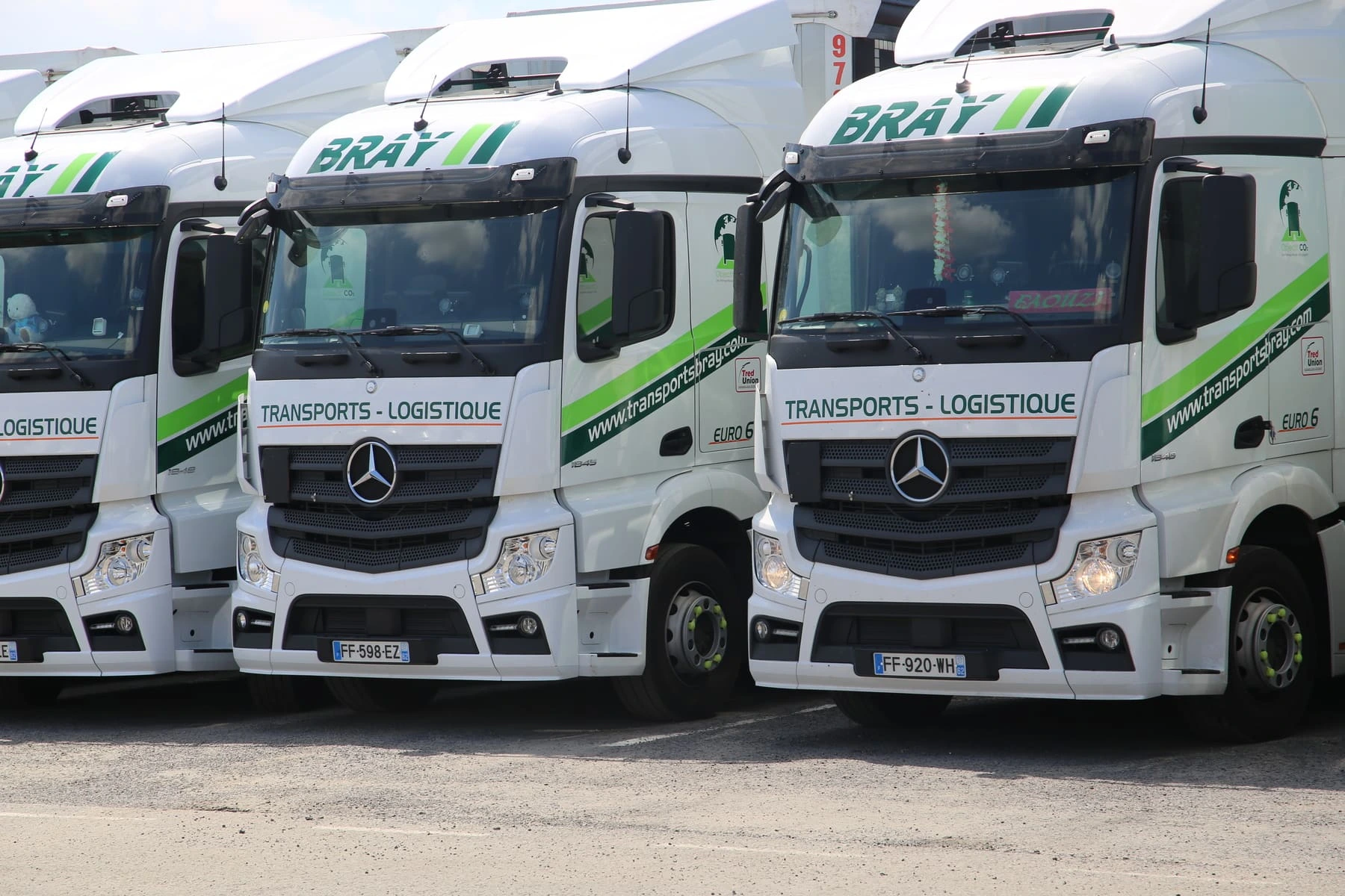 Flotte des camions de chez Transport Bray, vue de côté et proche