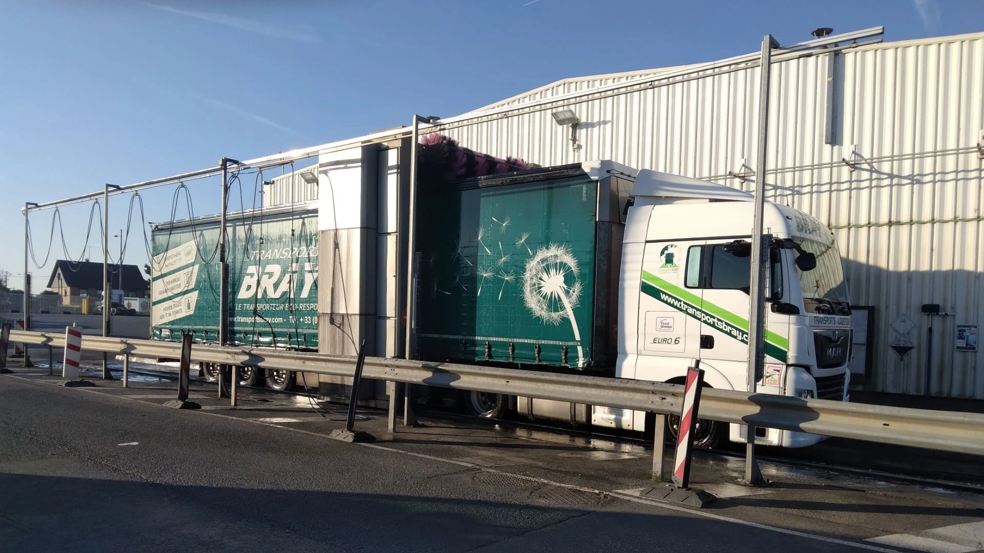 Station de lavage complète avec un camion des Transports Bray en train de l'utiliser