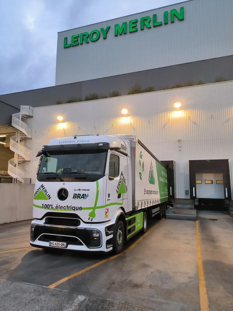 Camion des transports Bray en train de livrer chez un client